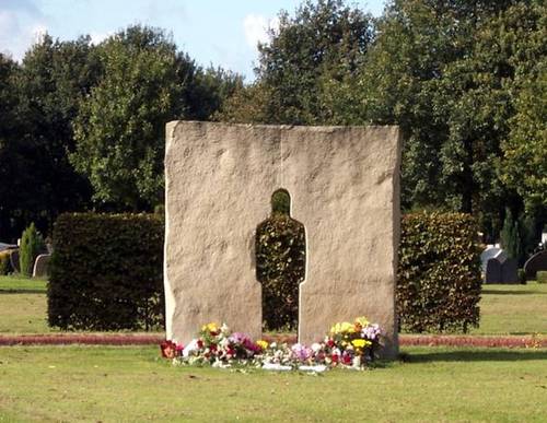 Denkmal -Realisierung eines 20 t schweren Denkmales f&uuml;r ein anonymes Gr&auml;berfeld auf dem Friedhof Gre