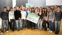 Klasse-10b-mit-Scheck